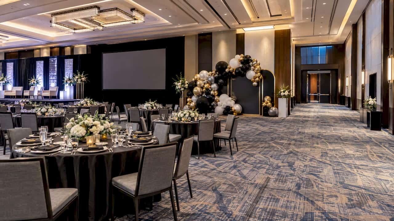 Conference Photo Backdrop Balloons: Design, Sizing And Setup 1 Balloon backdrop beside a clear conference exit route
